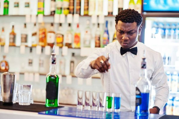Matériel de bar : comment devenir barman ?