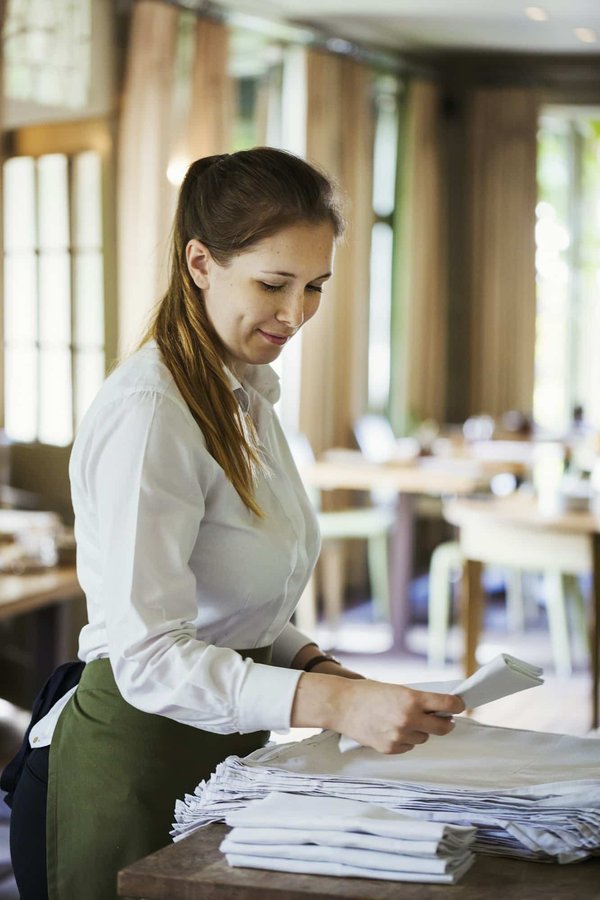 Les serviettes intissées blanches, un choix judicieux pour les restaurants